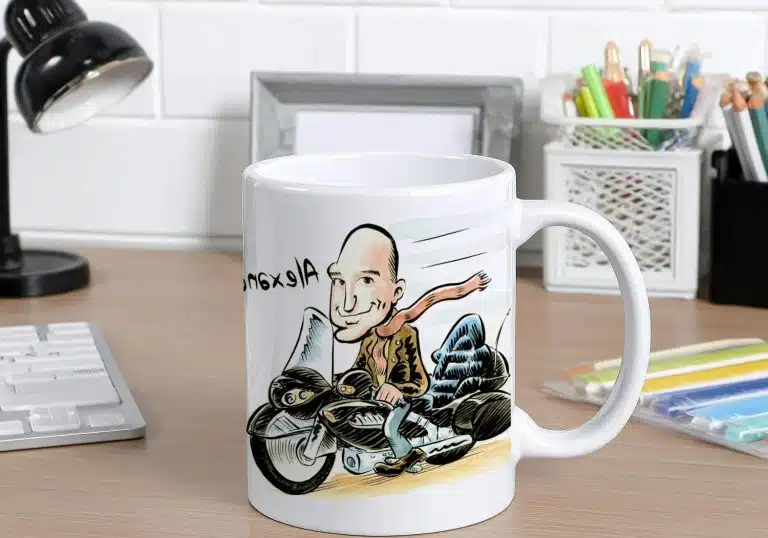 Autre vue d'un mug caricature sur un bureau.