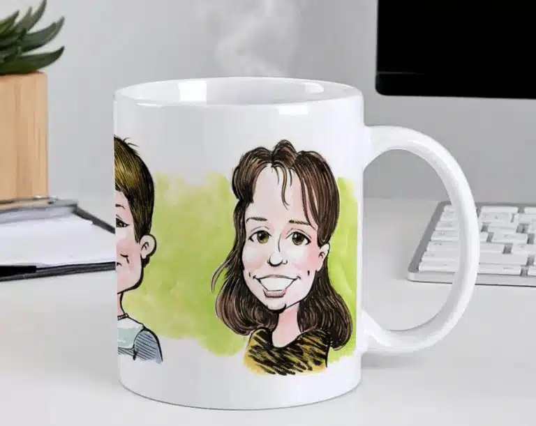 Mug caricature sur un bureau en bois.