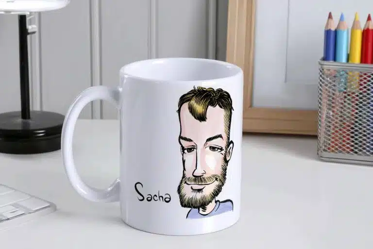 Mug caricature entouré de crayons de couleur.