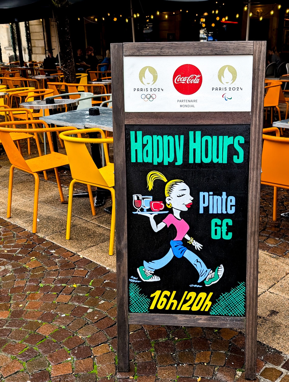 Chevalet de bar pour Happy Hour avec dessin humoristique d'un pirate.