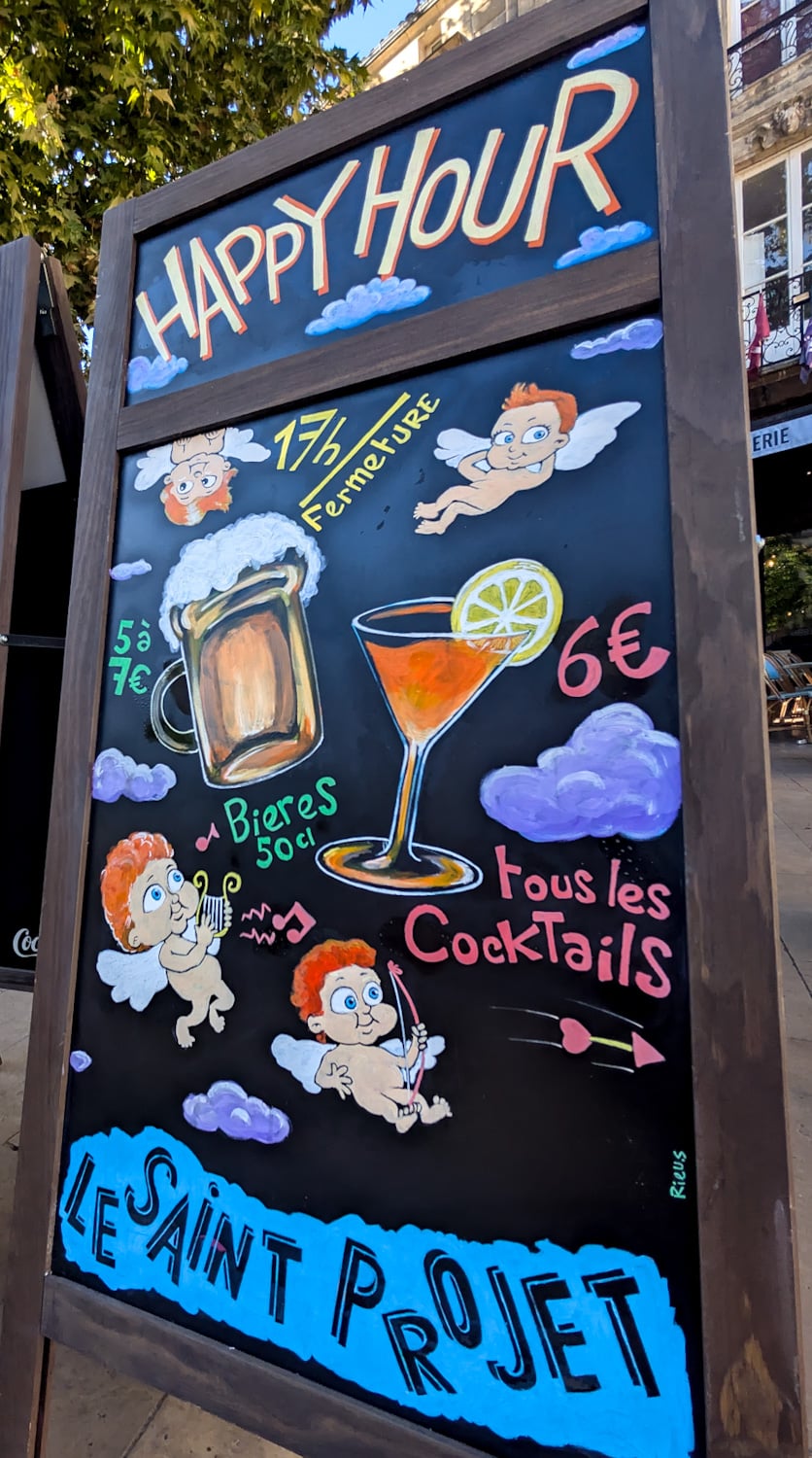 Panneau ardoise 'Happy Hour' avec illustration d'un cocktail et typographie artistique.