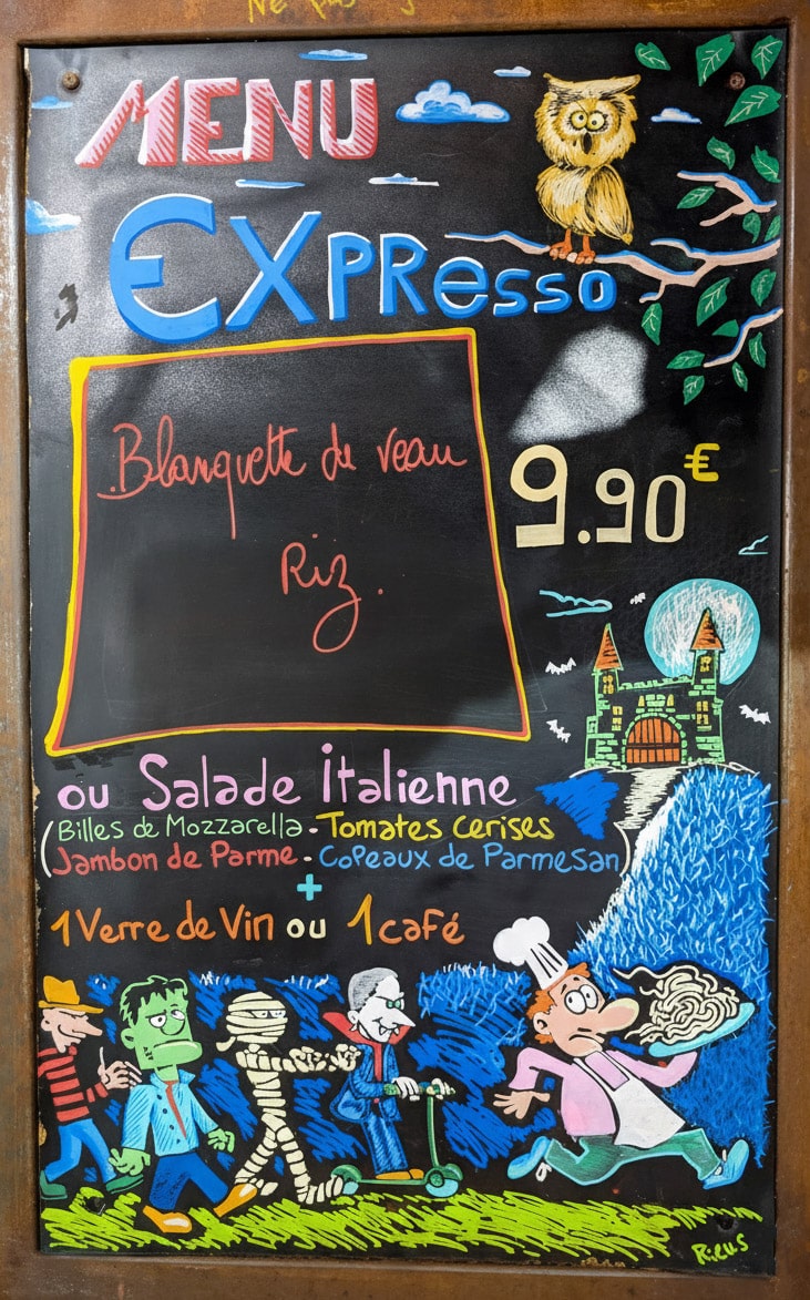 Ardoise murale 'Menu du Jour' avec illustration d'un coq cuisinier.