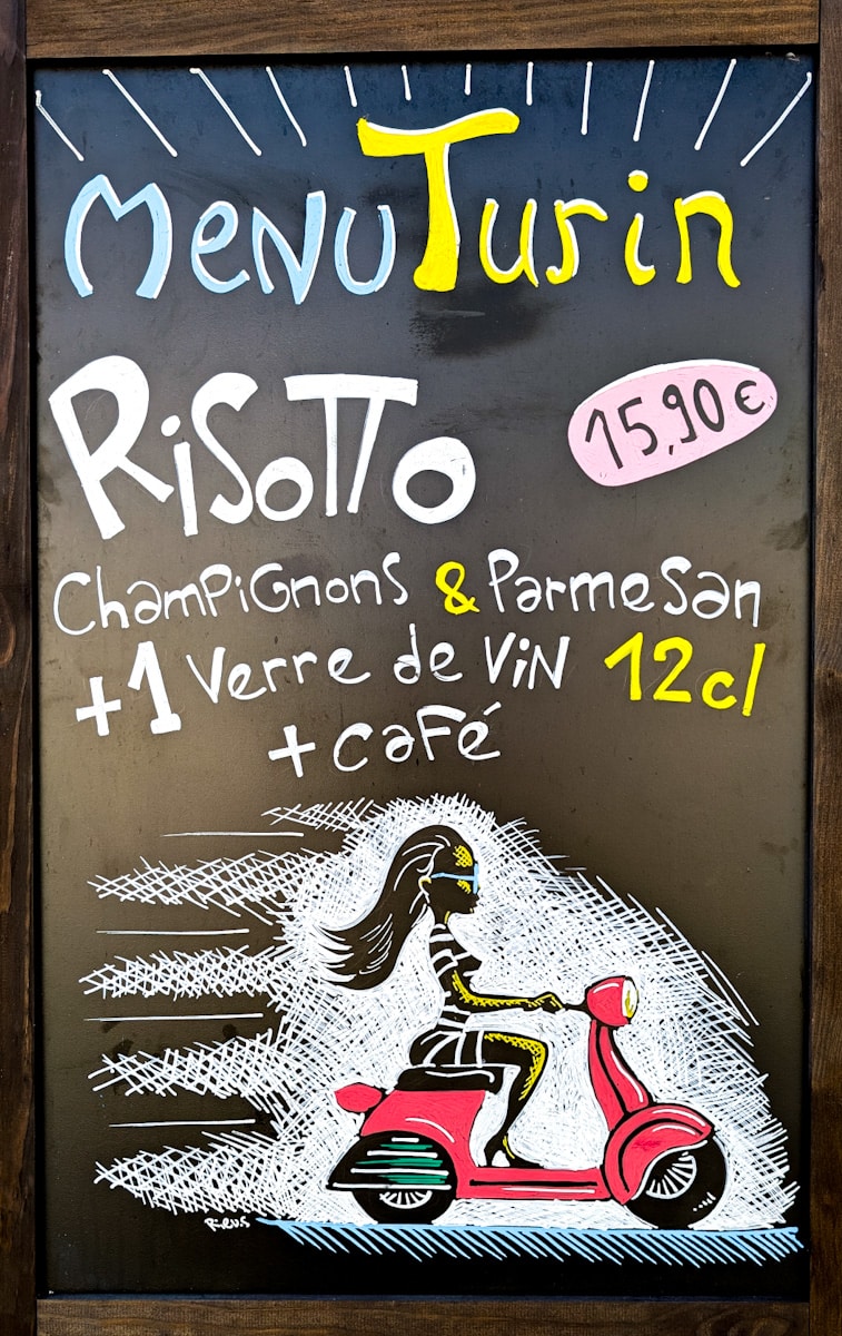 Enseigne de restaurant italien peinte Ă la main avec un cuisinier moustachu.