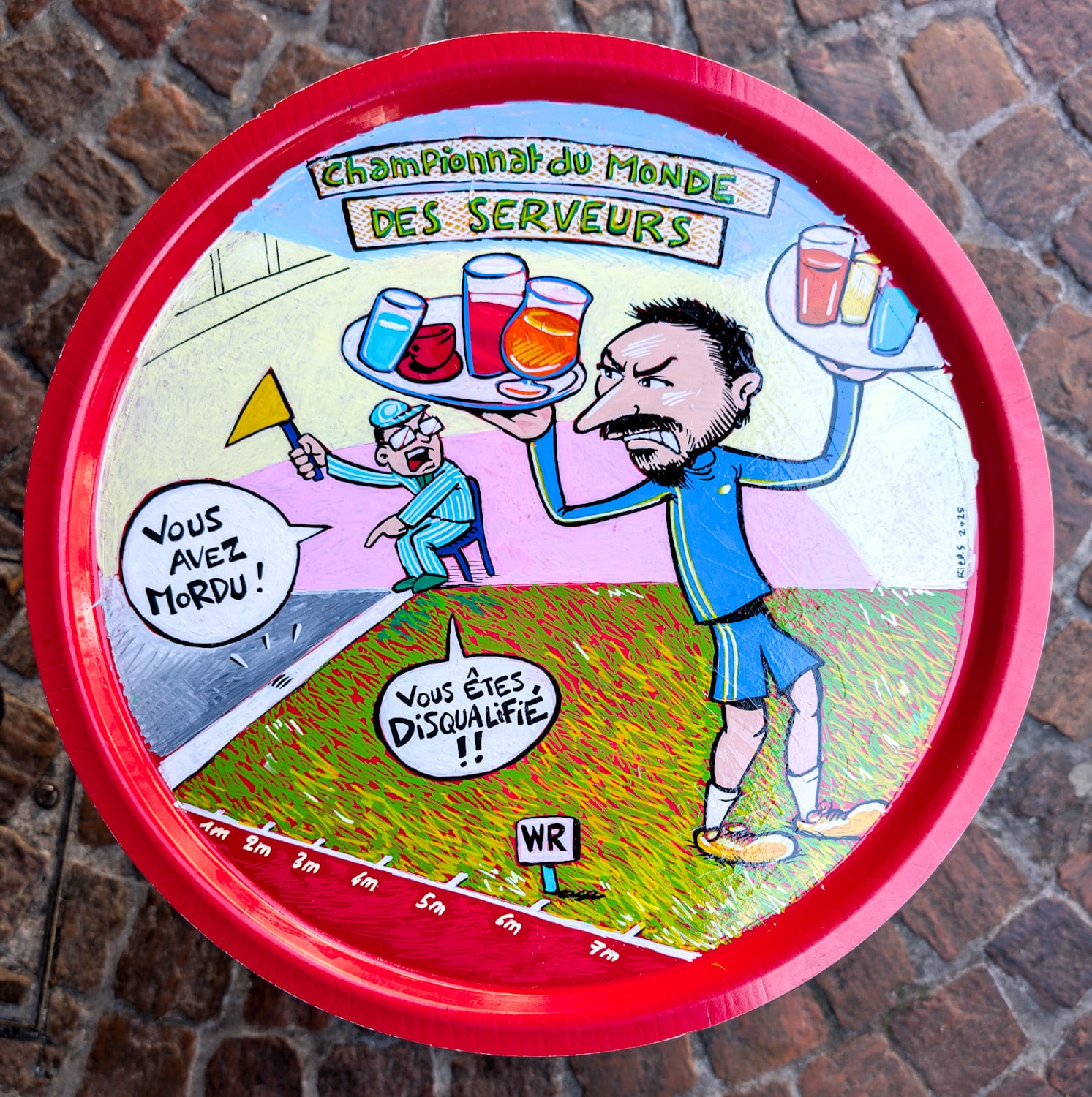 Plateau de service en bois peint Ă la main avec une caricature d'un serveur.