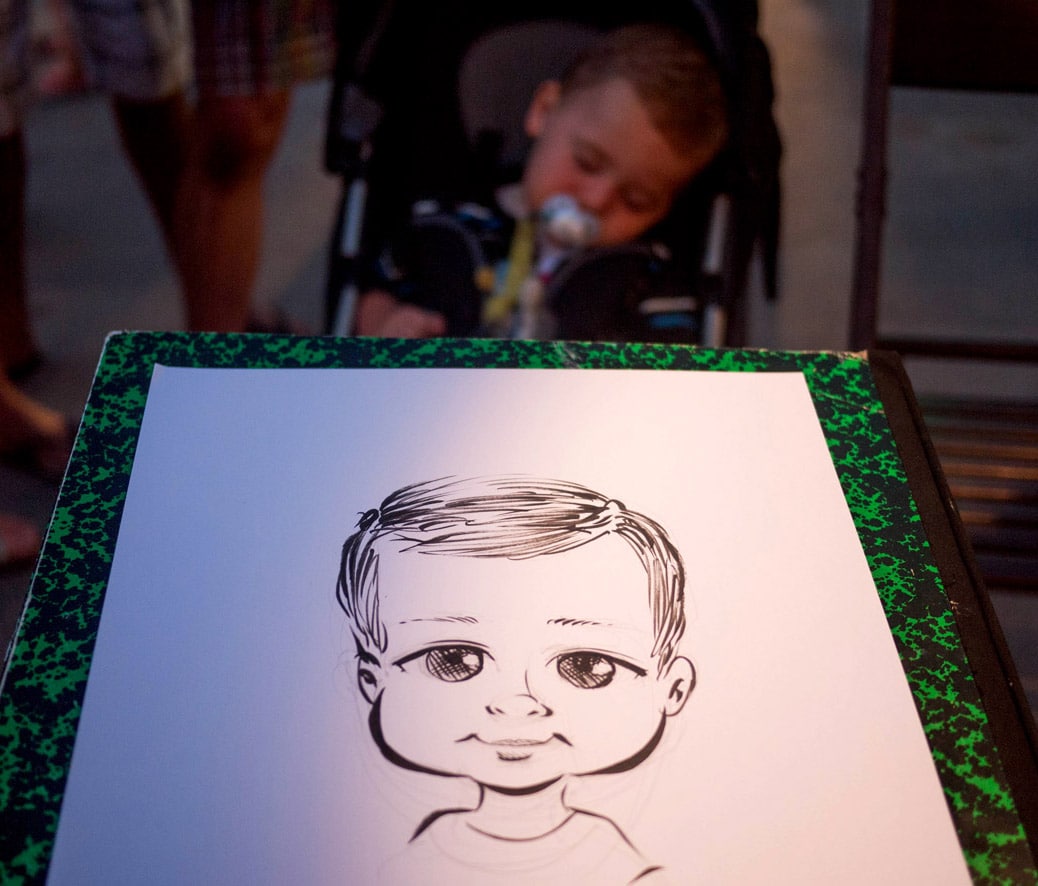 Bébé endormi avec son portrait illustré, jetée Thiers, Arcachon