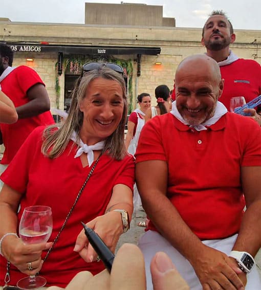 Invités hilares autour du caricaturiste, dîner d'entreprise à Bordeaux