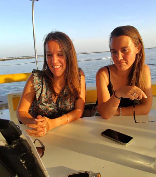 Groupe hilare autour du caricaturiste, coucher de soleil sur le bassin d'Arcachon