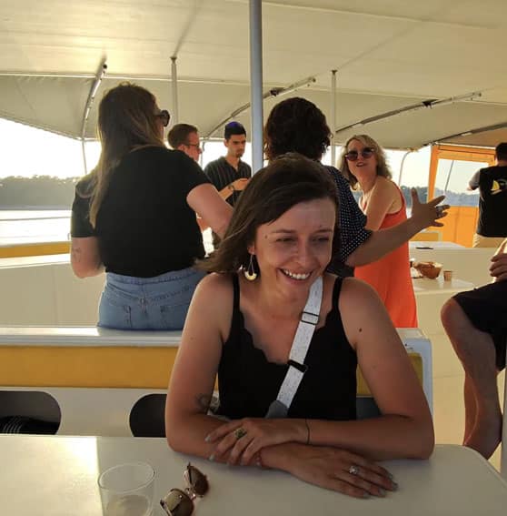 Portrait illustré remis à bord du catamaran, soirée d'entreprise à Arcachon