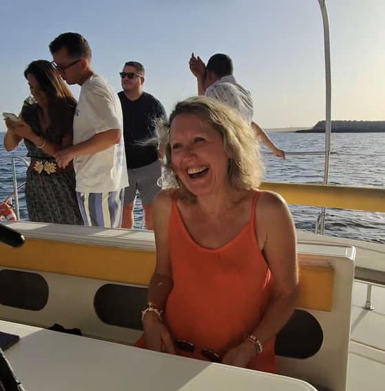 Éclat de rire face à la caricature terminée, sortie en mer à Arcachon