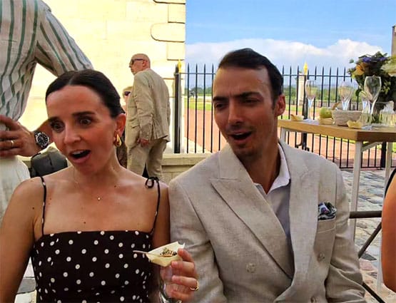 Fou rire des mariés découvrant leur portrait illustré, château de Saint-Estèphe