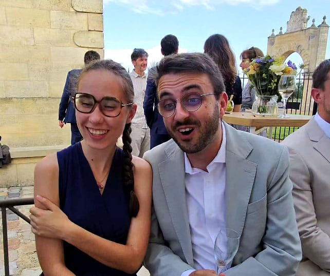 Éclat de rire d'un groupe d'invités, réception viticole à Saint-Estèphe