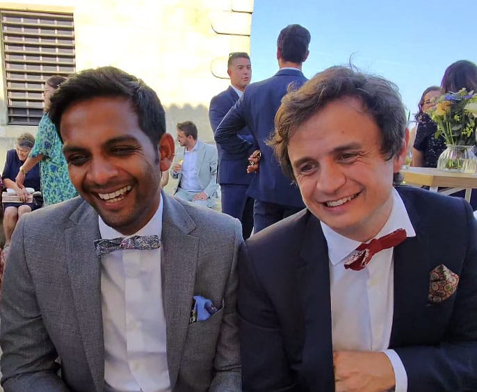Portrait illustré remis à un invité en tenue de mariage, château du Médoc
