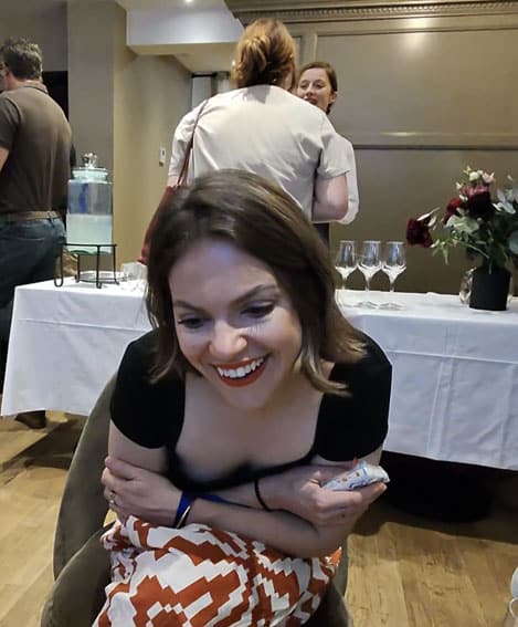 Éclat de rire devant la caricature terminée, réception privée à Paris