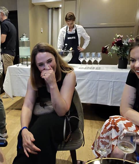 Deux invités comparent leurs portraits illustrés lors d'une soirée d'hôtel parisien