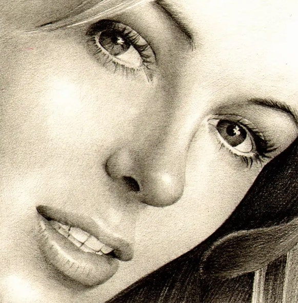 Détail d'un portrait au crayon à papier de Liz Hurley par Sébastien Rieu