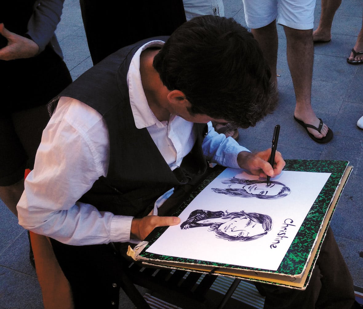 Sébastien Rieu, caricaturiste illustrateur, dessinant sur la jetée Thiers à Arcachon