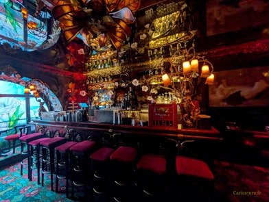 Le comptoir du bar de Maxim's, autre vue