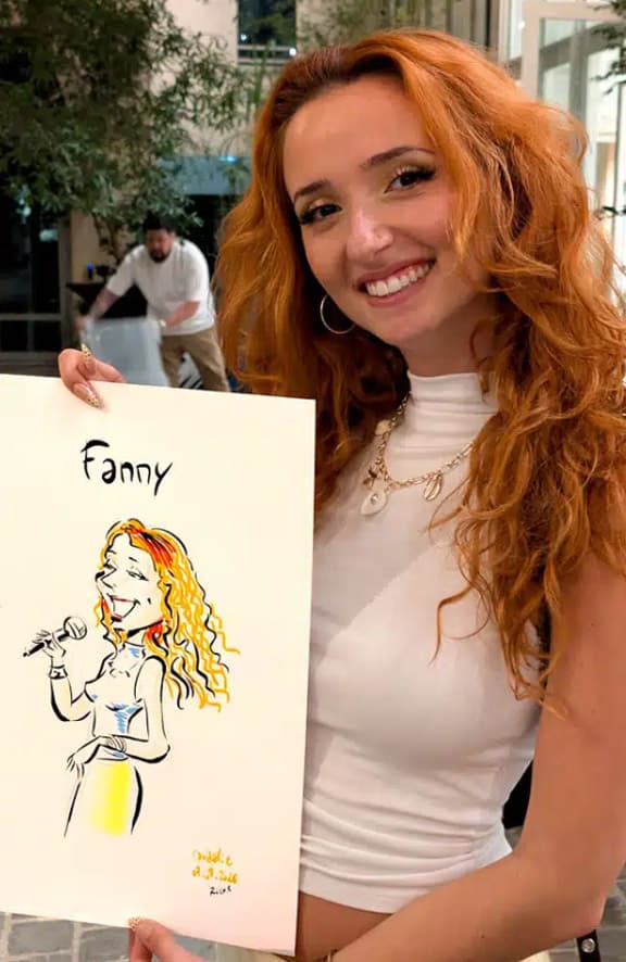 Caricature en couleurs d'une jeune femme