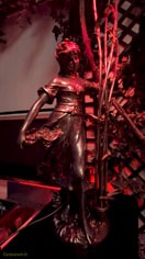 Troisième lampe-sculpture féminine chez Maxim's