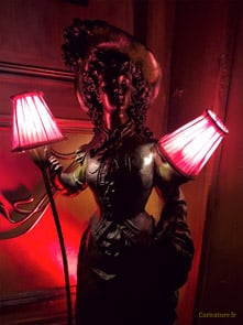 Lampe femme au chapeau chez Maxim's