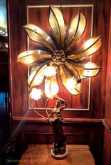 Lampe Art nouveau à pétales translucides chez Maxim's