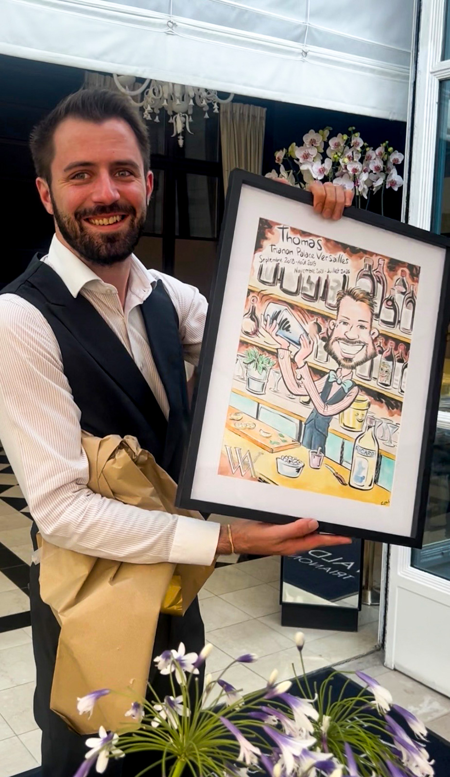 Photo publiée avec l'avis Google d'une responsable du Waldorf Astoria Versailles : le portrait offert en cadeau de départ