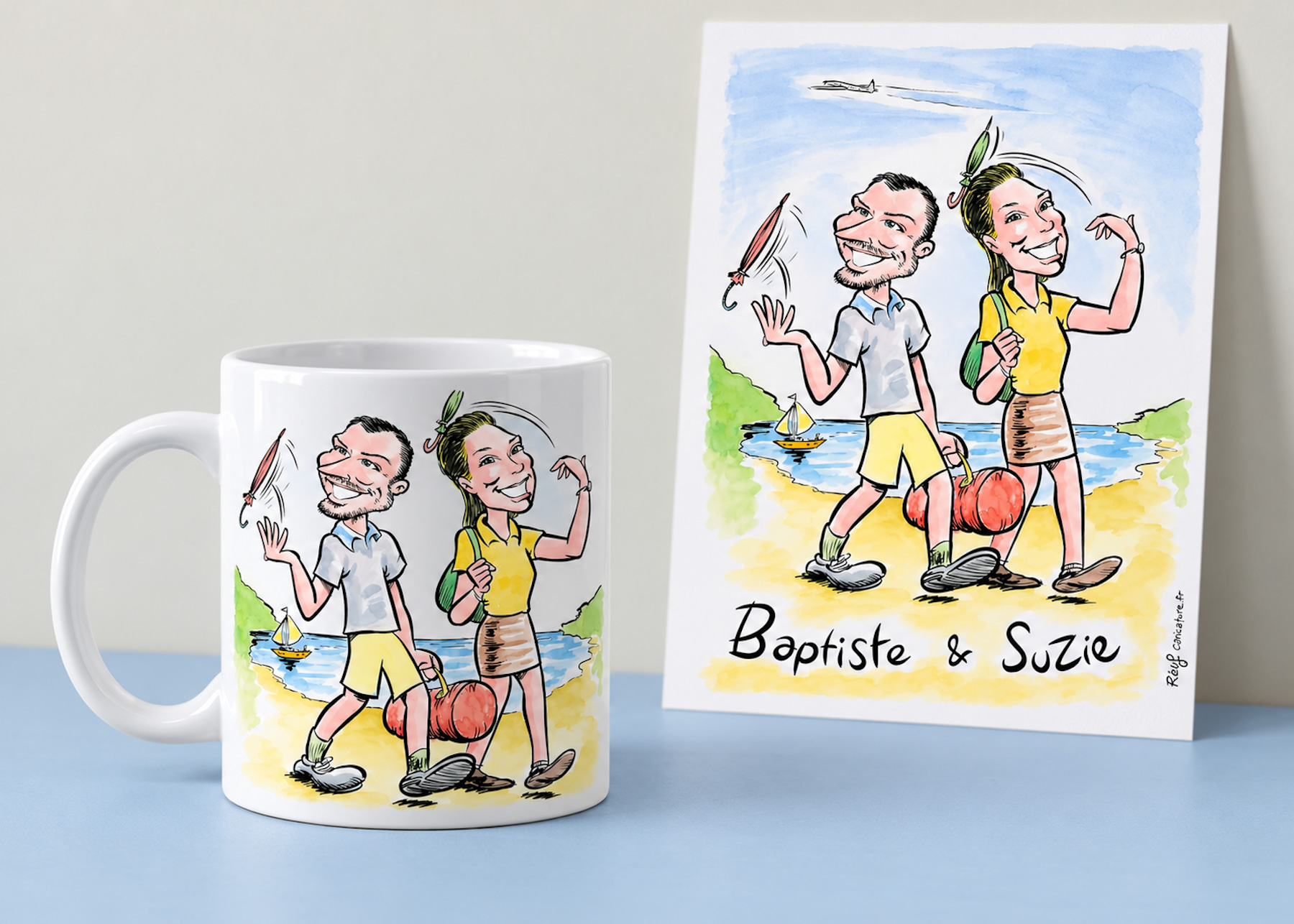 Mug personnalisé avec les caricatures de Baptiste et Suzie, présenté à côté du dessin original de Sébastien Rieu