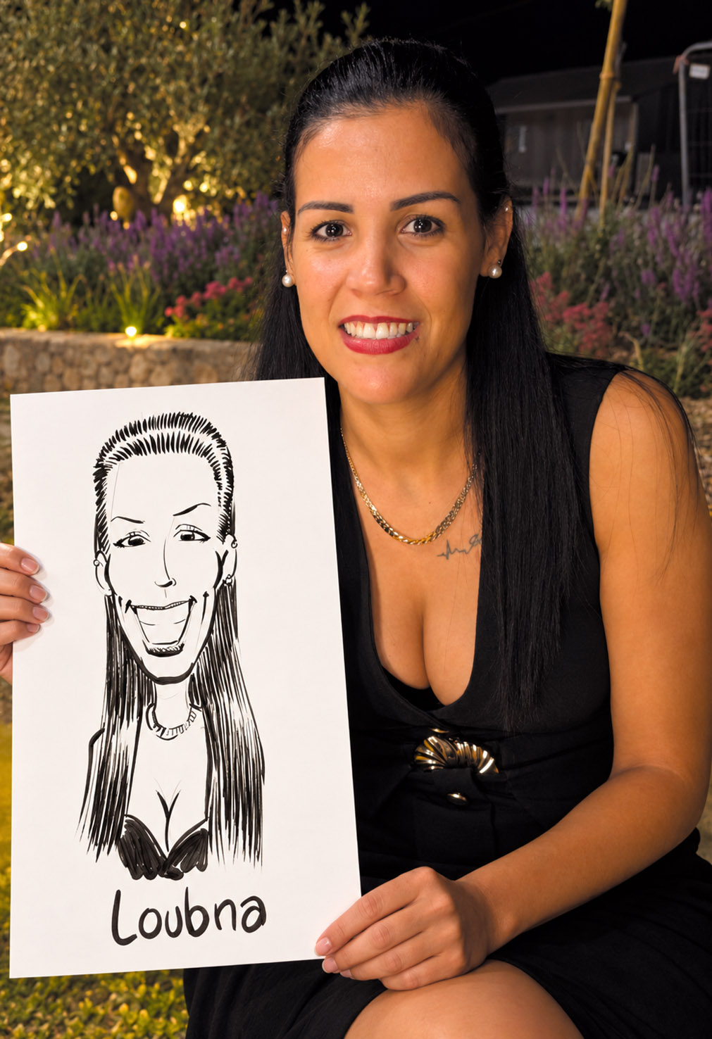 Loubna présente sa caricature signée, dessinée à l’encre