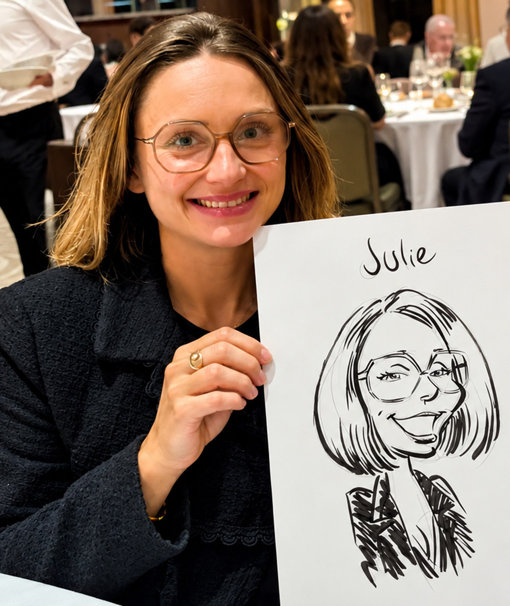 Julie sourit en tenant son portrait à l’encre de Chine