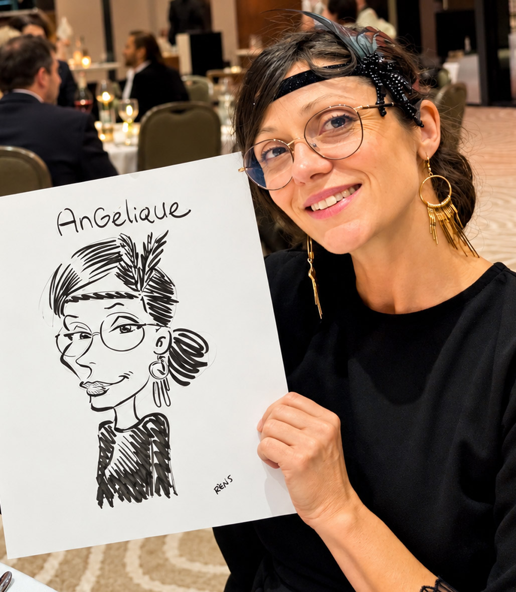 Angélique présente son portrait à l’encre, avec ses lunettes et son bandeau