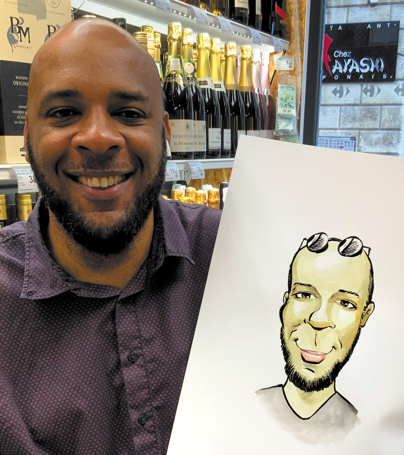 Un homme souriant présente son portrait rehaussé de couleur