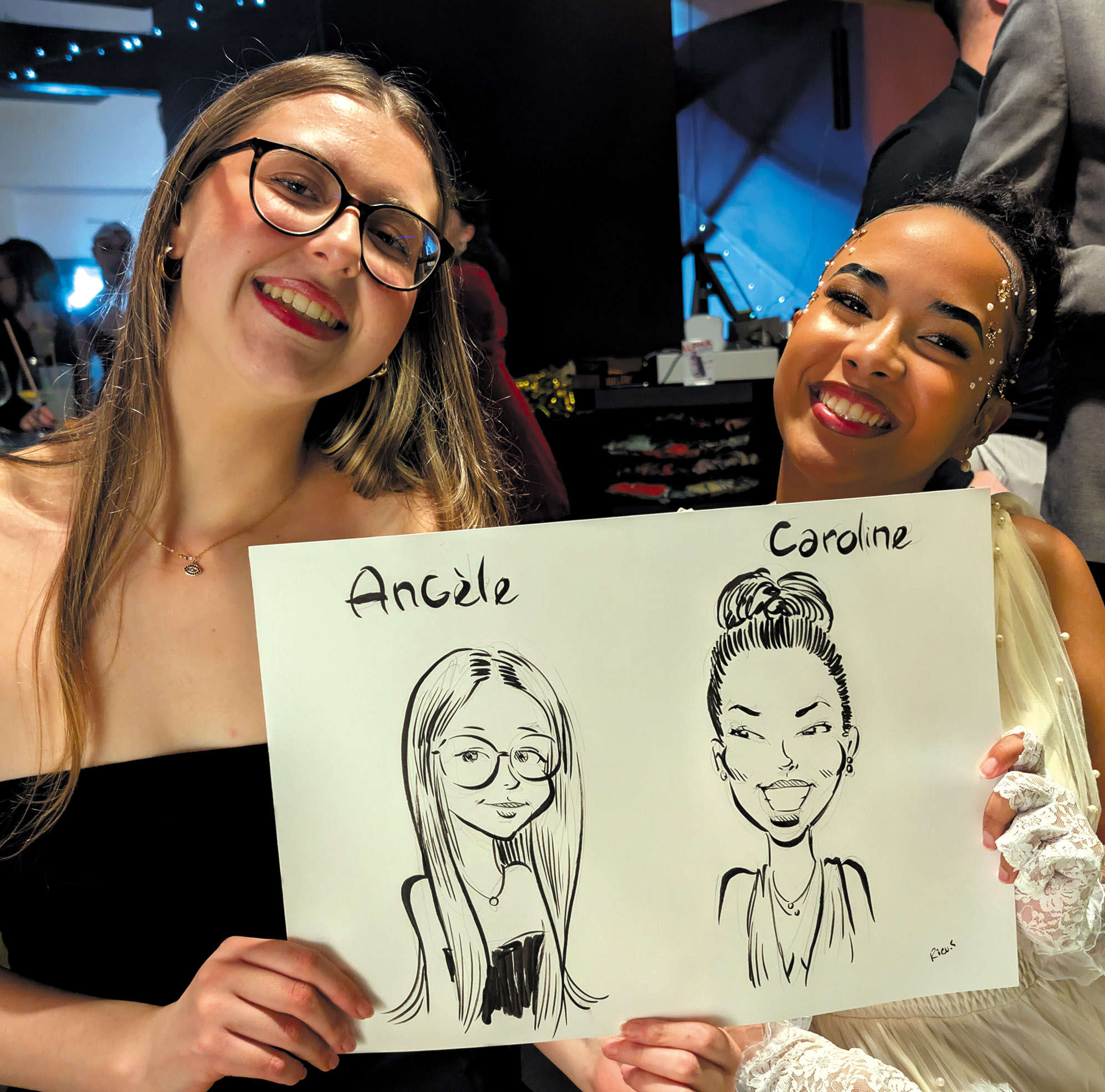 Deux jeunes femmes, Angèle et Caroline, montrent leur portrait commun