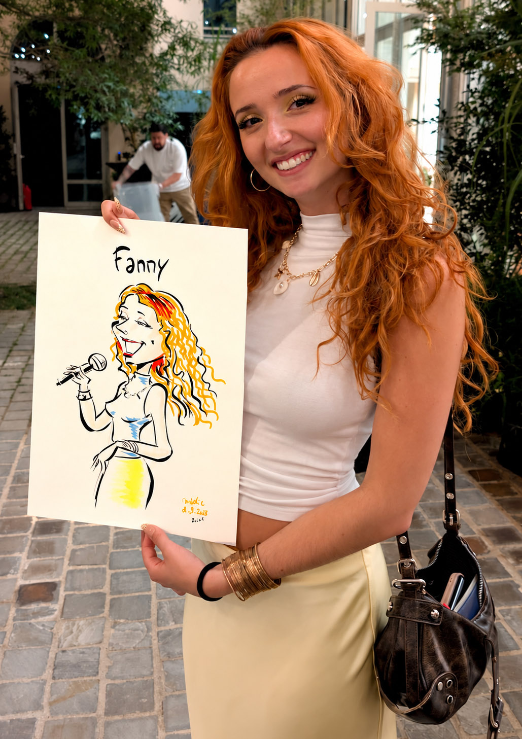 Fanny, aux cheveux roux, présente sa caricature en couleur avec un microphone