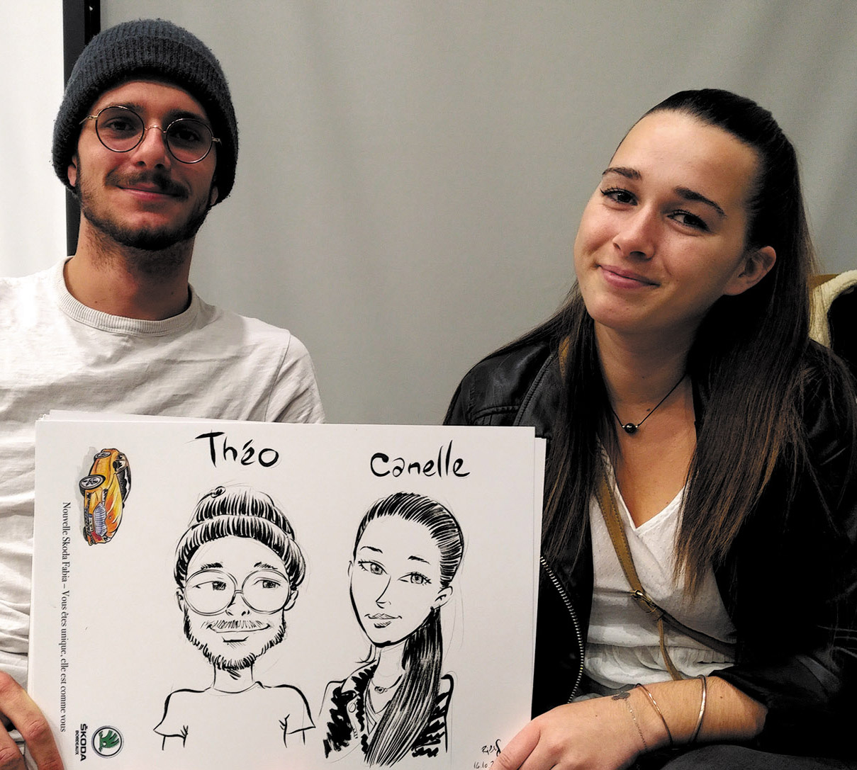 Un couple présente une feuille réunissant leurs deux caricatures