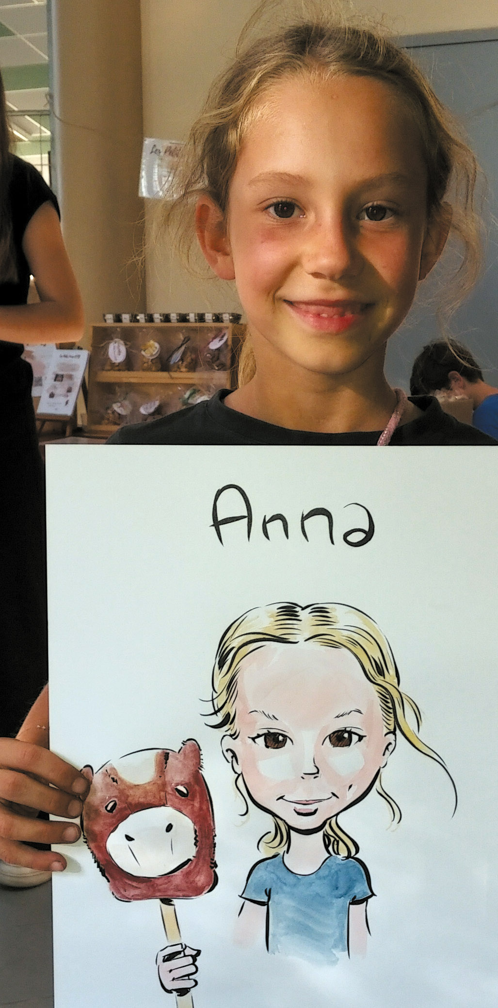 Anna présente son portrait en couleur, avec sa peluche dessinée à ses côtés